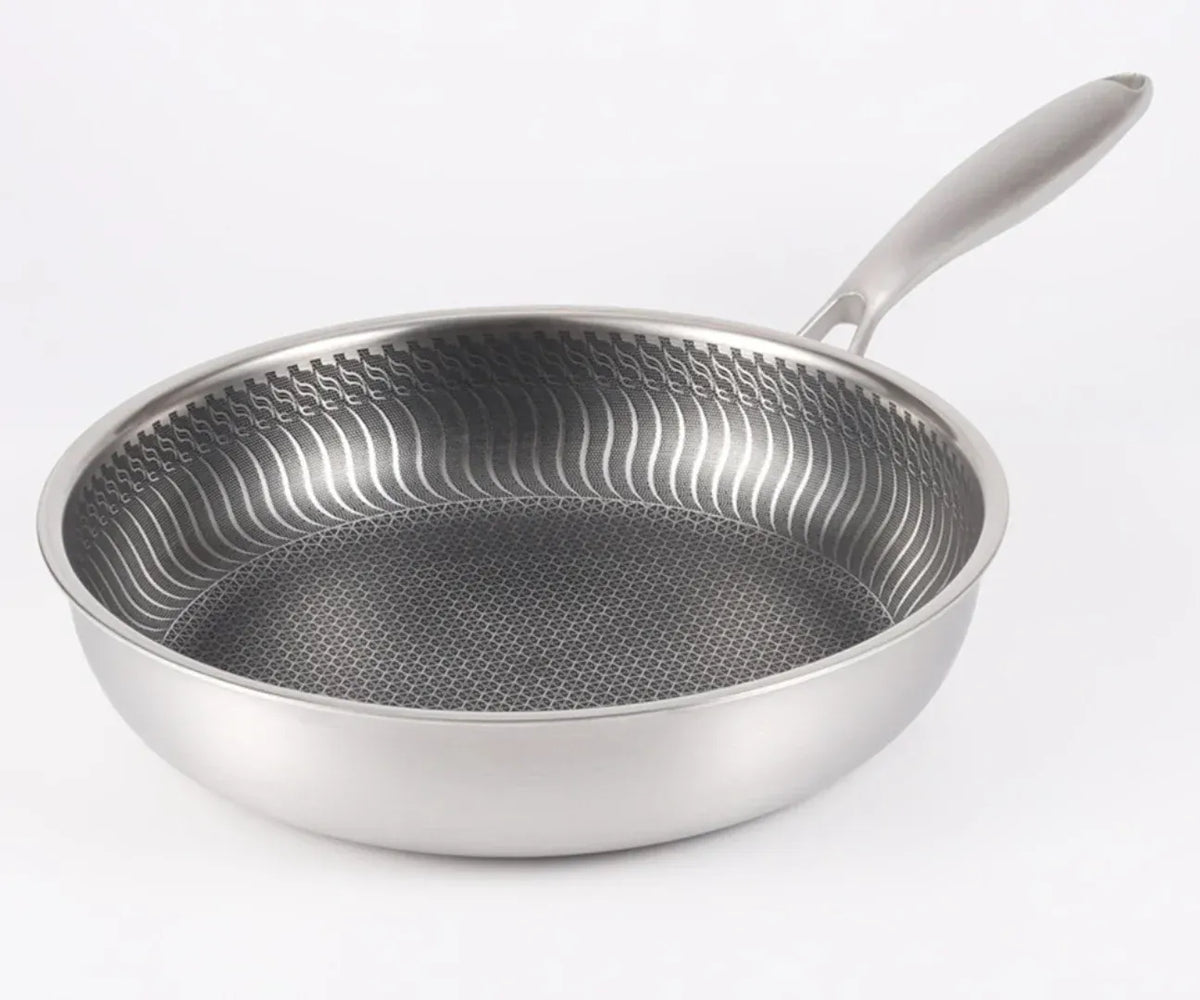 Stainless steel honeycomb frying pan with a natural base